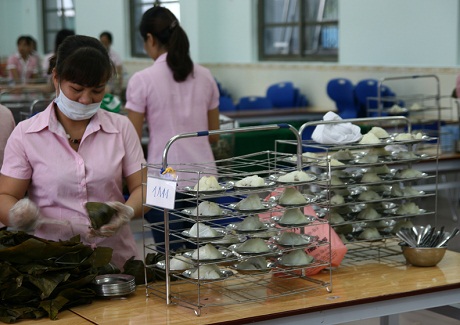 Thực phẩm bẩn tuồn vào trường học: Nhà trường “khoán trắng”, phụ huynh lo lắng