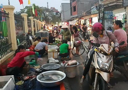 Chợ cóc lấn chiếm vỉa hè, lòng đường