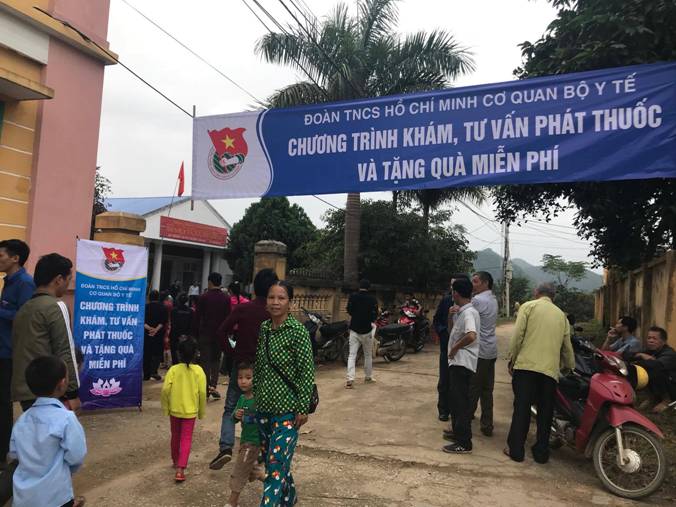 Đoàn thanh niên Bộ Y tế cấp phát thuốc, khám bệnh từ thiện