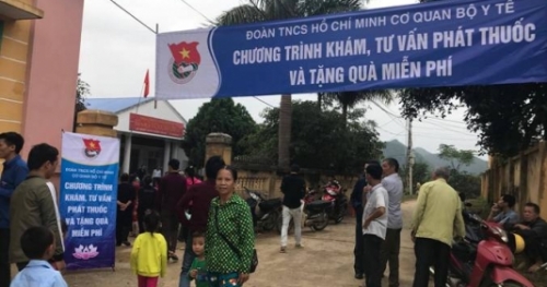 Đoàn thanh niên Bộ Y tế cấp phát thuốc, khám bệnh từ thiện