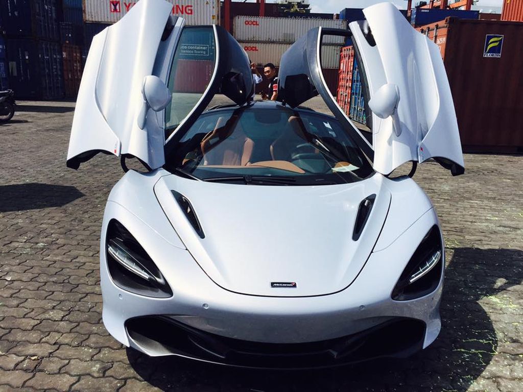 McLaren 720S đầu tiên về Việt Nam vừa được khui công tại cảng TP. Hồ Chí Minh