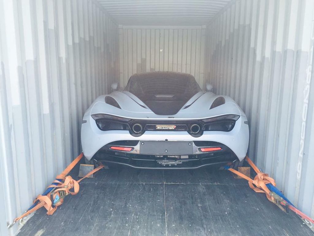 McLaren 720S đầu tiên về Việt Nam vừa được khui công tại cảng TP. Hồ Chí Minh
