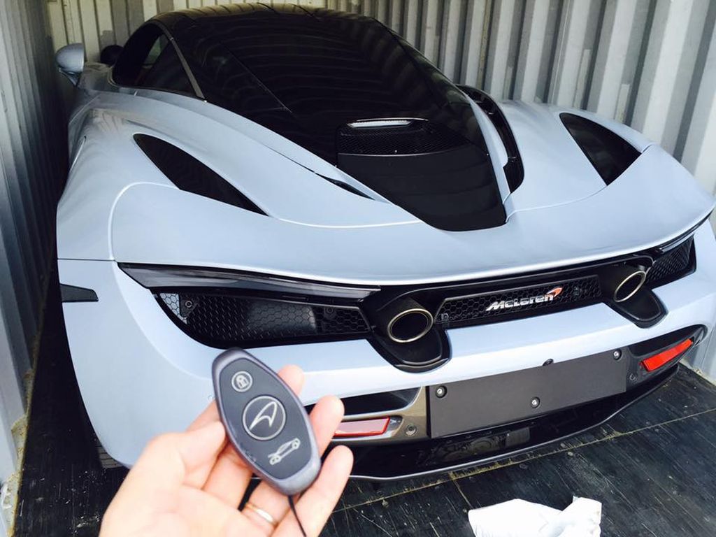 McLaren 720S đầu tiên về Việt Nam vừa được khui công tại cảng TP. Hồ Chí Minh