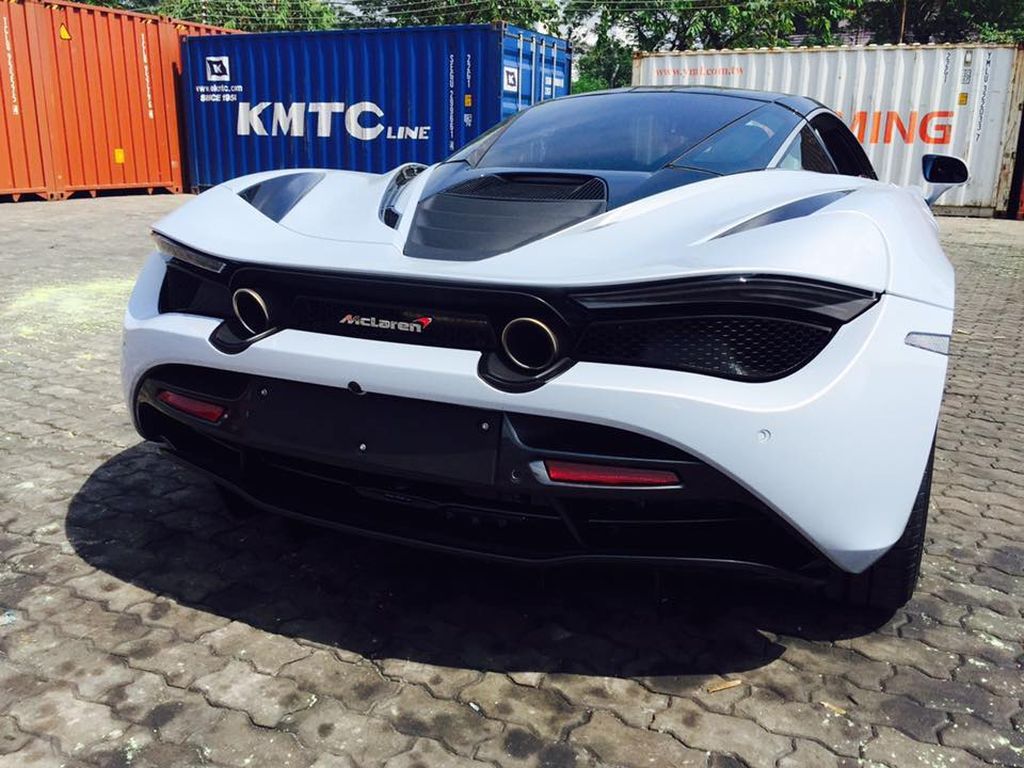 McLaren 720S đầu tiên về Việt Nam vừa được khui công tại cảng TP. Hồ Chí Minh