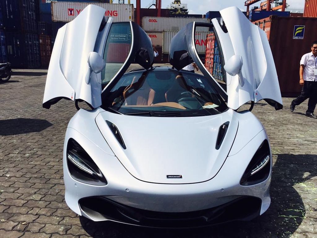 McLaren 720S đầu tiên về Việt Nam vừa được khui công tại cảng TP. Hồ Chí Minh