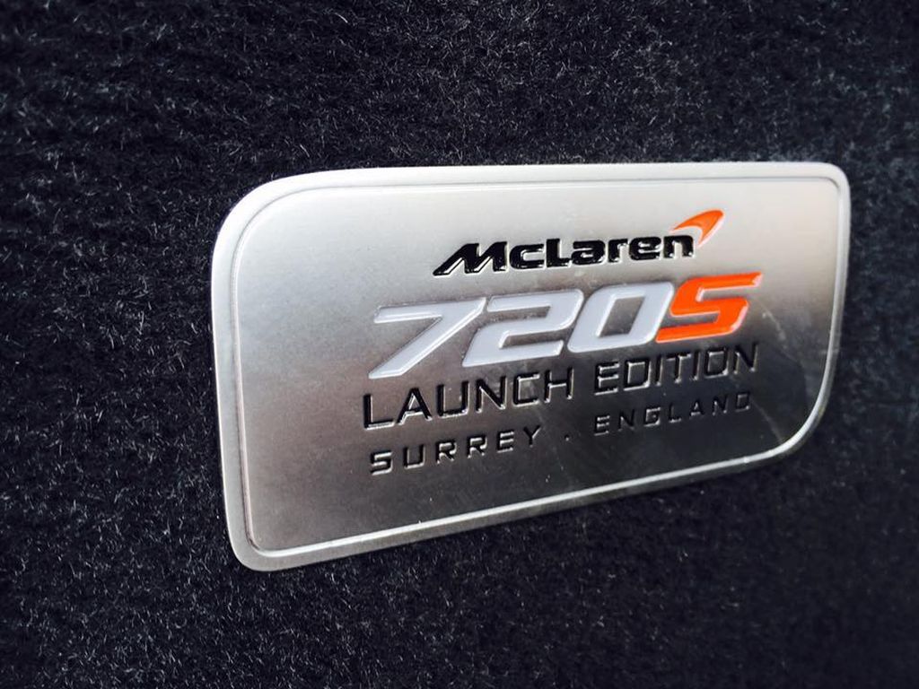 McLaren 720S đầu tiên về Việt Nam vừa được khui công tại cảng TP. Hồ Chí Minh