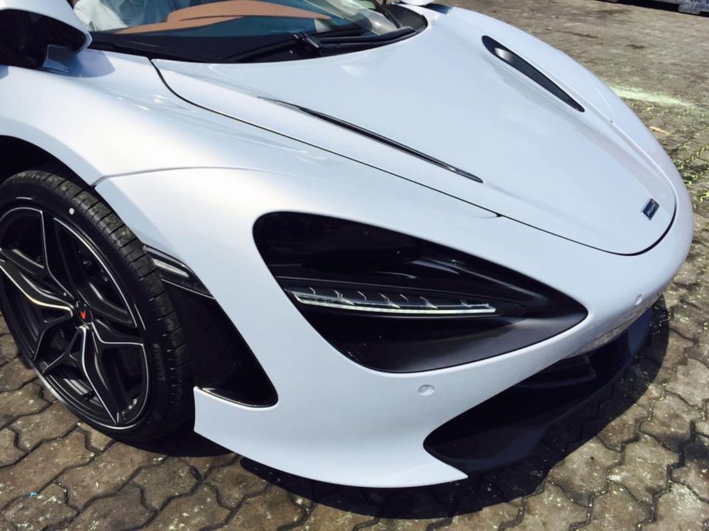 McLaren 720S đầu tiên về Việt Nam vừa được khui công tại cảng TP. Hồ Chí Minh