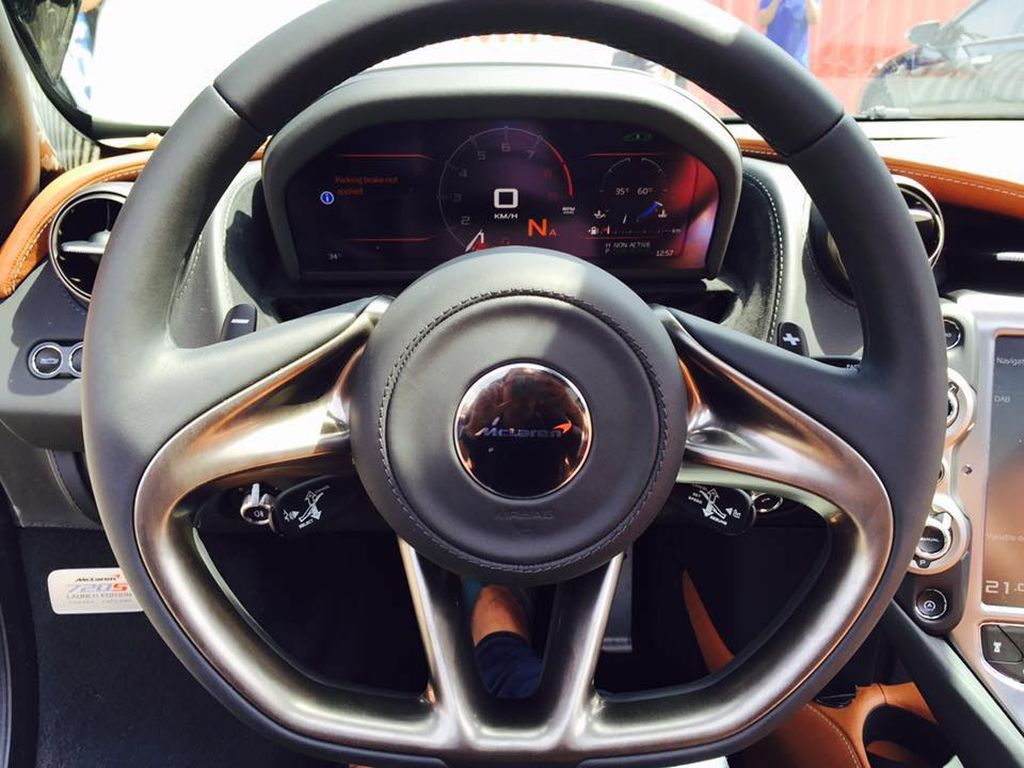 McLaren 720S đầu tiên về Việt Nam vừa được khui công tại cảng TP. Hồ Chí Minh
