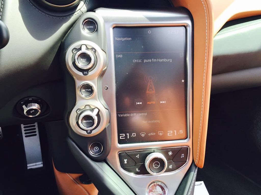 McLaren 720S đầu tiên về Việt Nam vừa được khui công tại cảng TP. Hồ Chí Minh