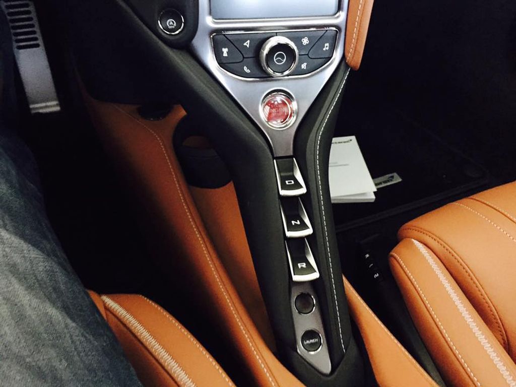 McLaren 720S đầu tiên về Việt Nam vừa được khui công tại cảng TP. Hồ Chí Minh