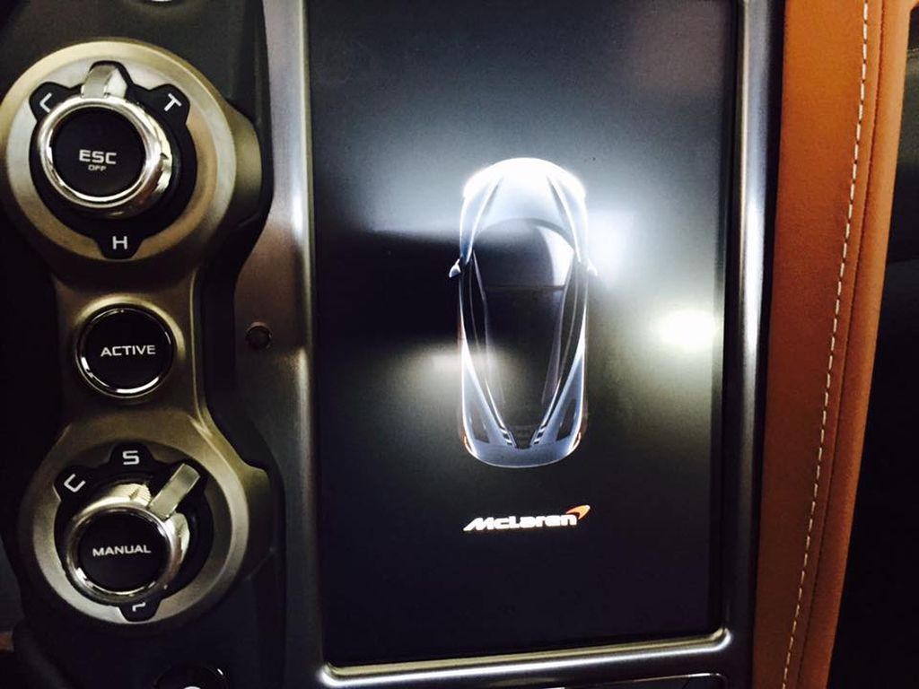 McLaren 720S đầu tiên về Việt Nam vừa được khui công tại cảng TP. Hồ Chí Minh