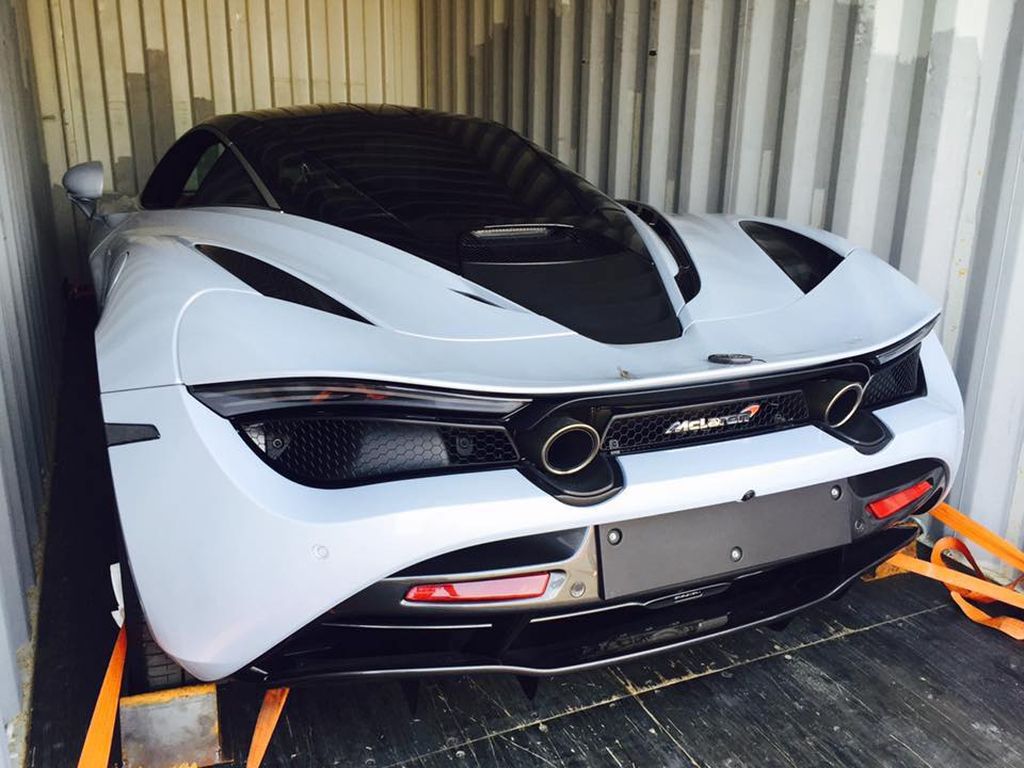 McLaren 720S đầu tiên về Việt Nam vừa được khui công tại cảng TP. Hồ Chí Minh