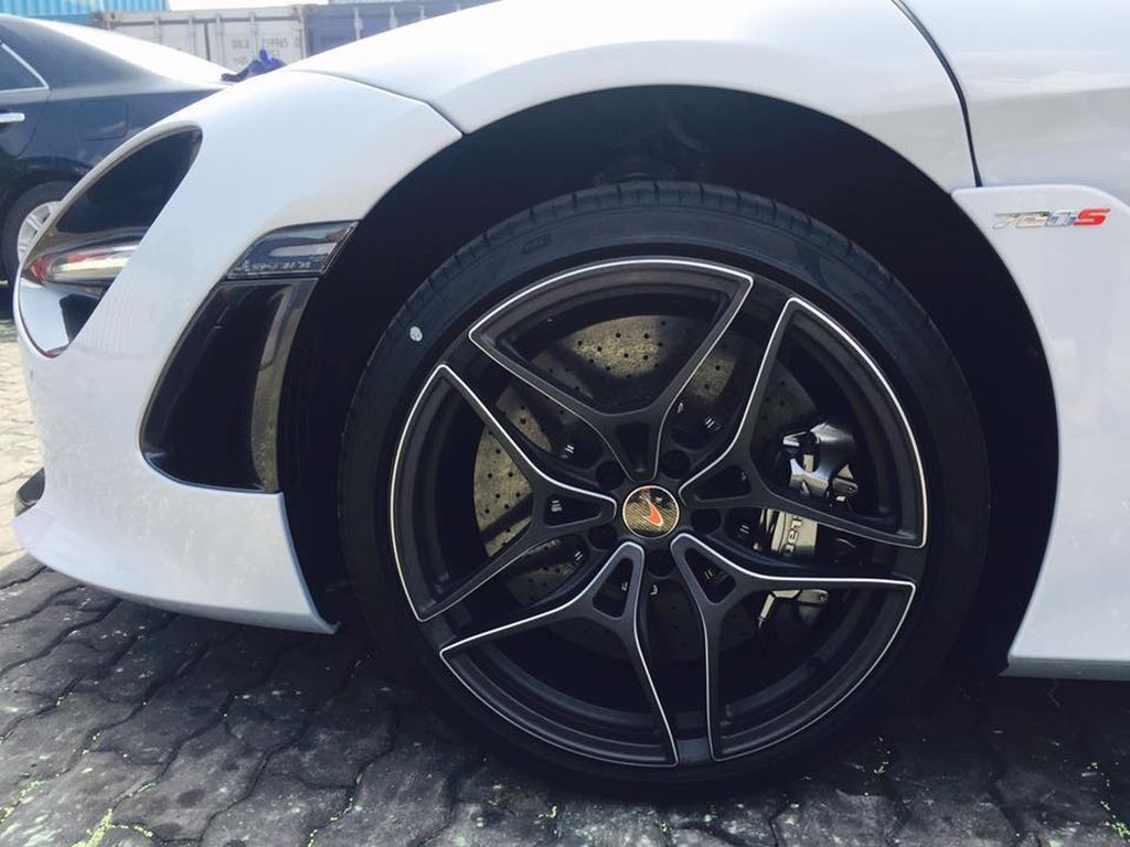 McLaren 720S đầu tiên về Việt Nam vừa được khui công tại cảng TP. Hồ Chí Minh