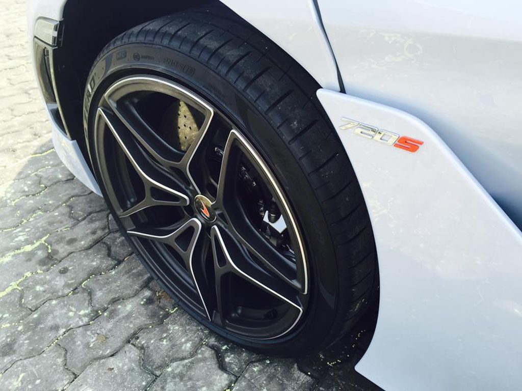 McLaren 720S đầu tiên về Việt Nam vừa được khui công tại cảng TP. Hồ Chí Minh