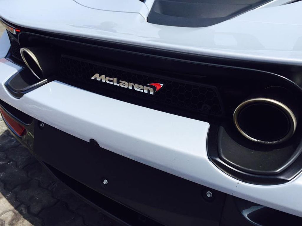 McLaren 720S đầu tiên về Việt Nam vừa được khui công tại cảng TP. Hồ Chí Minh