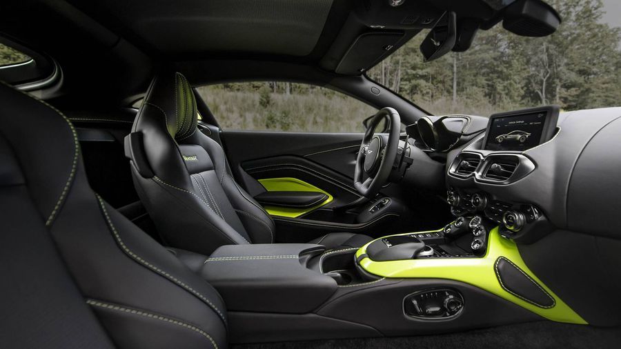 Chi tiết Aston Martin Vantage 2018 vừa trình làng với 503 mã lực và thân xe quyến rũ