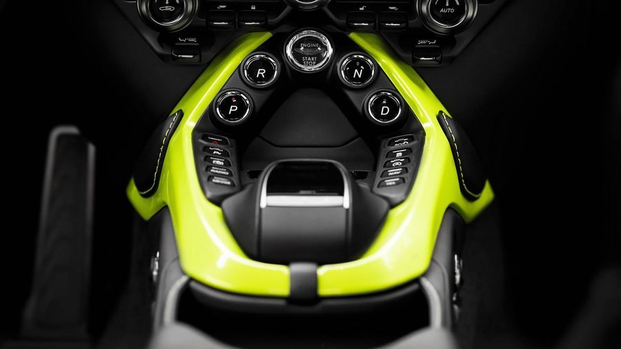Chi tiết Aston Martin Vantage 2018 vừa trình làng với 503 mã lực và thân xe quyến rũ