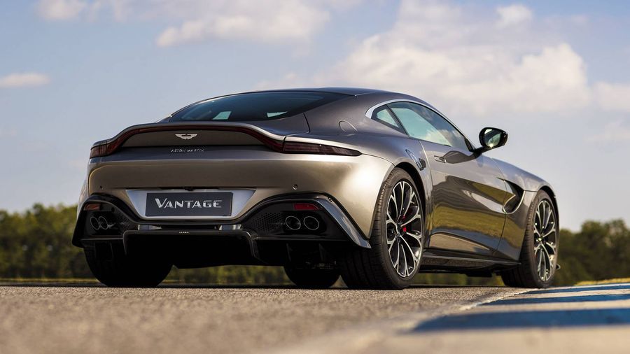 Chi tiết Aston Martin Vantage 2018 vừa trình làng với 503 mã lực và thân xe quyến rũ