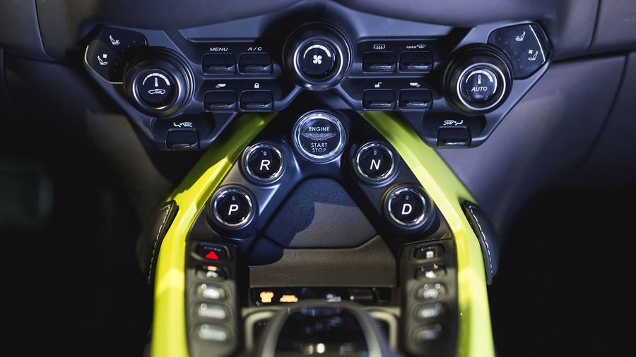 Chi tiết Aston Martin Vantage 2018 vừa trình làng với 503 mã lực và thân xe quyến rũ