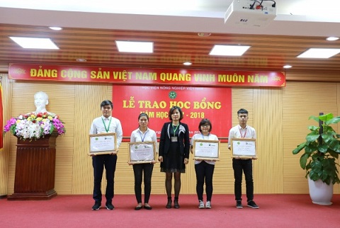 Học viện Nông nghiệp Việt Nam trao học bổng cho sinh viên