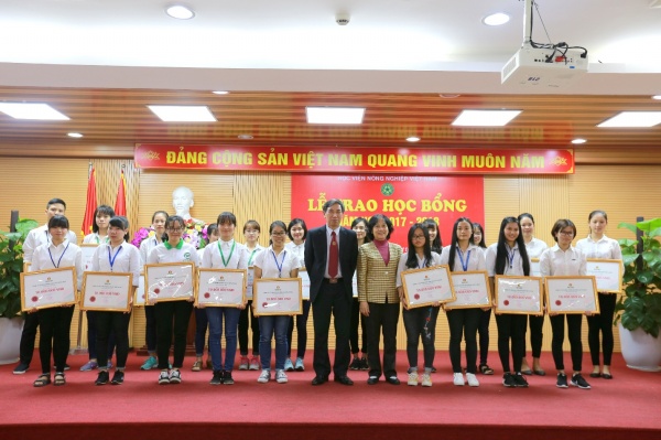 Học viện Nông nghiệp Việt Nam trao học bổng cho sinh viên