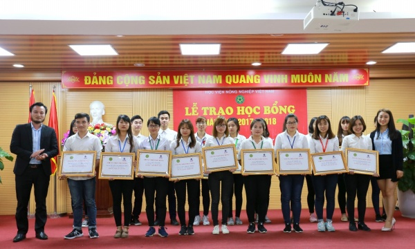 Học viện Nông nghiệp Việt Nam trao học bổng cho sinh viên