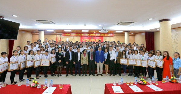 Học viện Nông nghiệp Việt Nam trao học bổng cho sinh viên