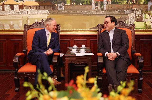 Bí thư Thành ủy Hà Nội Hoàng Trung Hải tiếp Bộ trưởng Giáo dục và Kỹ năng Ireland
