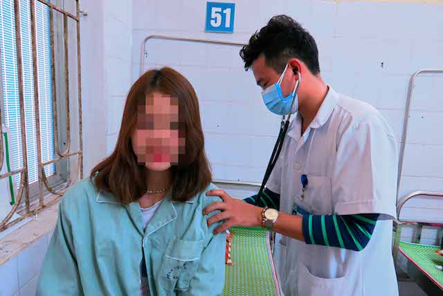 Hi hữu miếng thịt mắc trong phổi cô gái do sặc lẩu