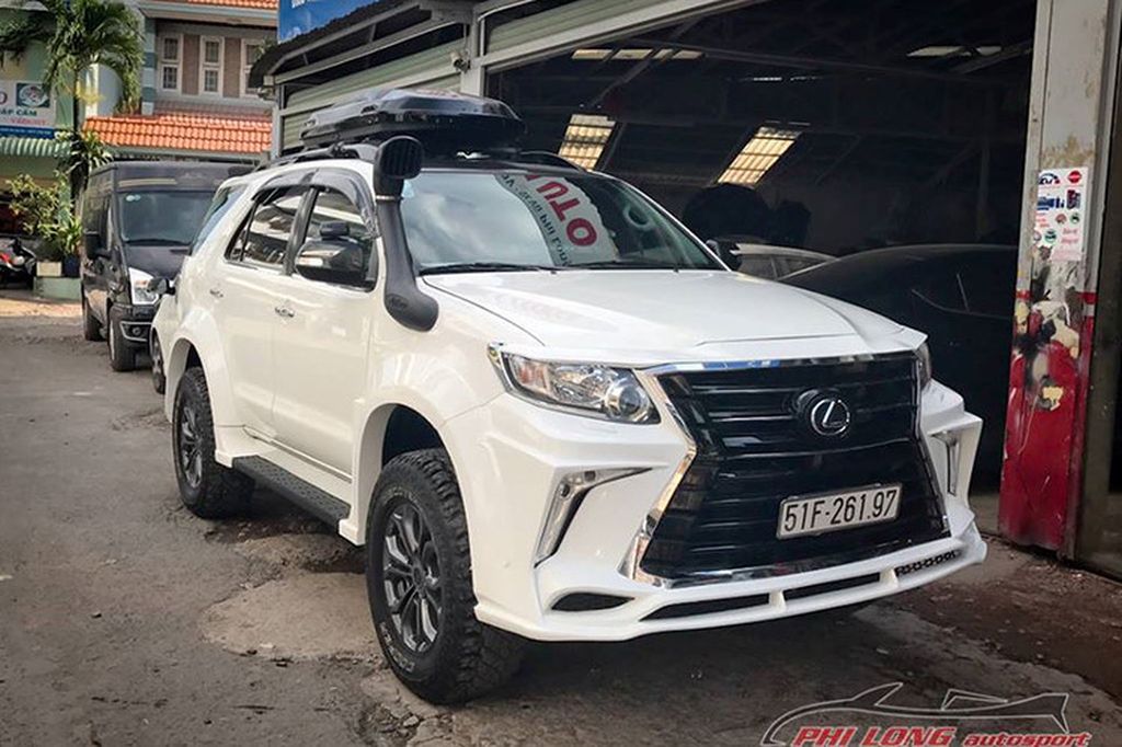 TP.HCM: Toyota Fortuner độ phong cách xe sang Lexus 570 cực ấn tượng
