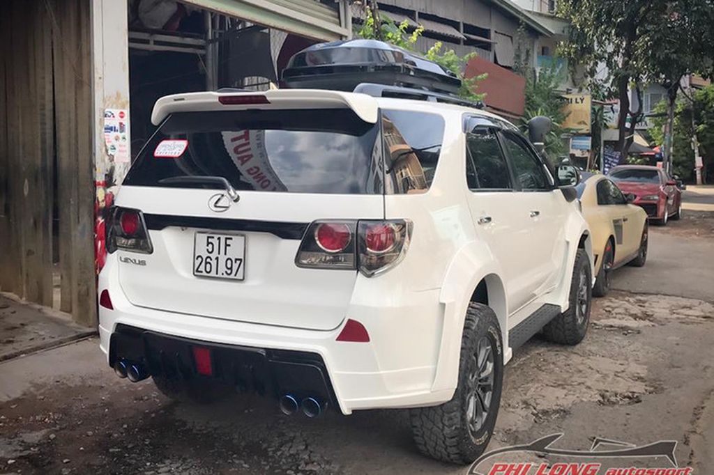 TP.HCM: Toyota Fortuner độ phong cách xe sang Lexus 570 cực ấn tượng
