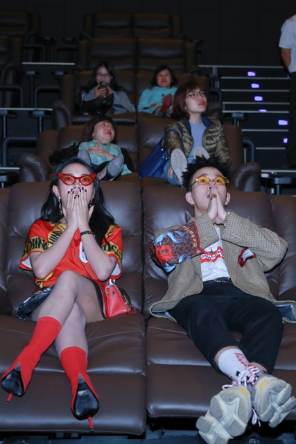 Châu Bùi và Cao Minh Thắng háo hức trải nghiệm cảm giác thưởng thức điện ảnh mới