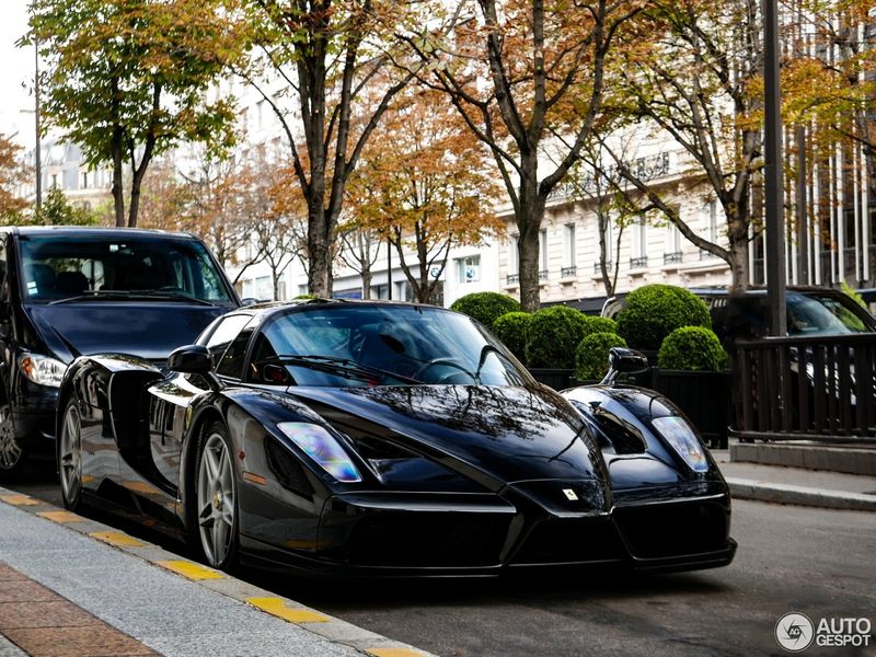 Bắt gặp siêu xe hàng hiếm Ferrari Enzo trông như mới tại Paris