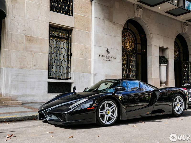 Bắt gặp siêu xe hàng hiếm Ferrari Enzo trông như mới tại Paris