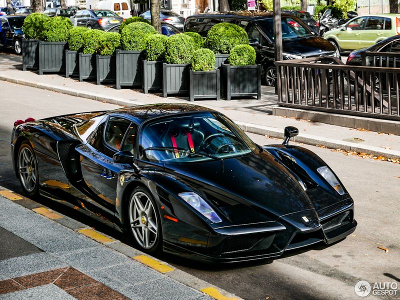 Bắt gặp siêu xe hàng hiếm Ferrari Enzo trông như mới tại Paris