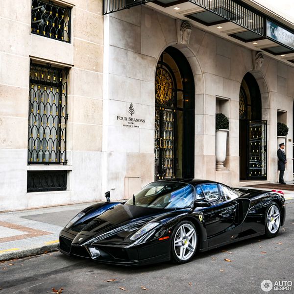 Bắt gặp siêu xe hàng hiếm Ferrari Enzo trông như mới tại Paris