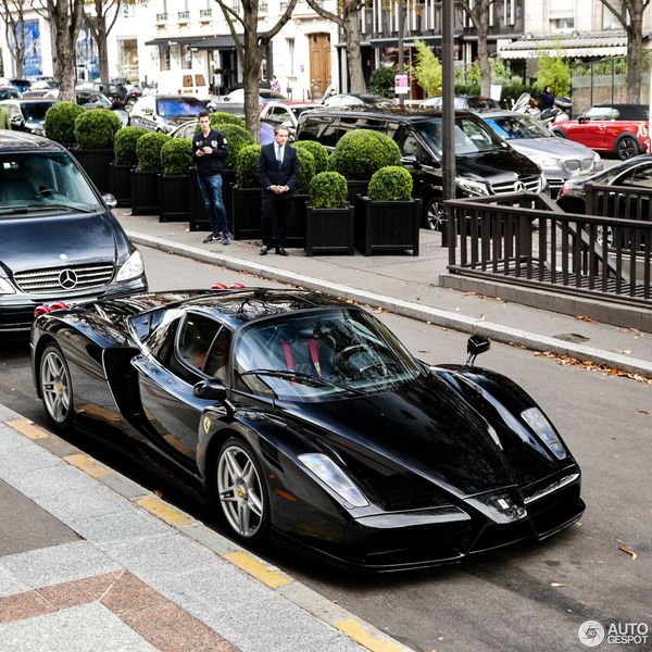 Bắt gặp siêu xe hàng hiếm Ferrari Enzo trông như mới tại Paris