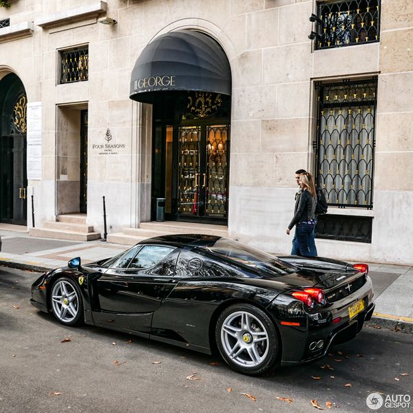 Bắt gặp siêu xe hàng hiếm Ferrari Enzo trông như mới tại Paris