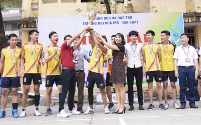 Trao giải bóng chuyền nam, nữ sinh viên HUMG năm 2017