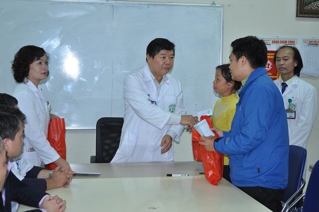 Hai em bé được chuyển từ BV Sản Bắc Ninh về BV Bạch Mai đã tự bú được