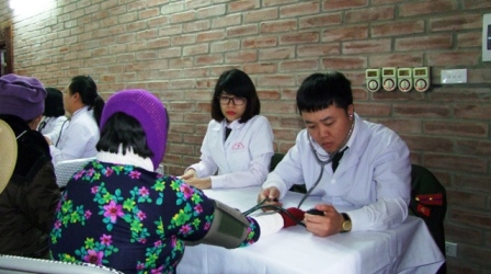 Các bác sĩ Công an khám bệnh nghĩa tình