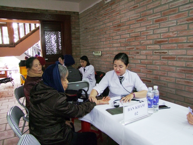 Các bác sĩ Công an khám bệnh nghĩa tình