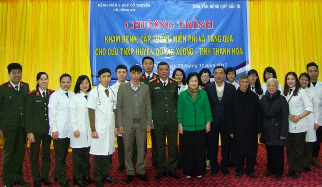 Các bác sĩ Công an khám bệnh nghĩa tình