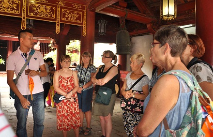 Bài 168: Văn Miếu - Quốc Tử Giám tạo nền nếp hướng dẫn du khách mặc trang phục lịch thiệp