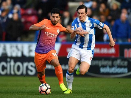 23h00 ngày 26/11, sân Galpharm: Huddersfield - Man City
