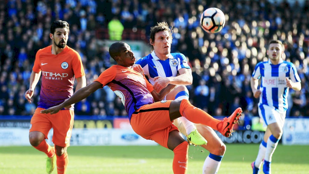 23h00 ngày 26/11, sân Galpharm: Huddersfield - Man City