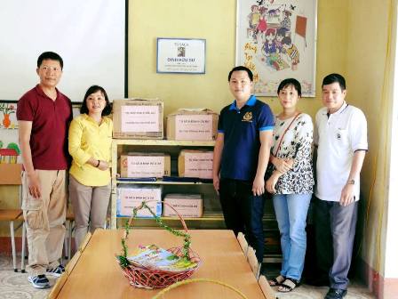 Tặng tủ sách Đinh Hữu Dư cho học sinh tỉnh Yên Bái
