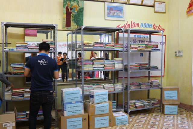Tặng tủ sách Đinh Hữu Dư cho học sinh tỉnh Yên Bái