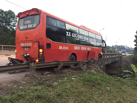 Xe giường nằm Thanh Hóa đâm văng xe máy khiến lái xe chết thảm