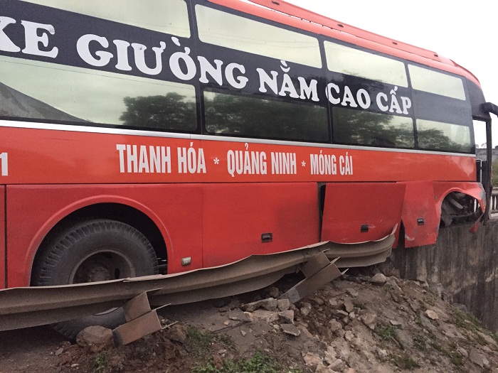 Xe giường nằm Thanh Hóa đâm văng xe máy khiến lái xe chết thảm